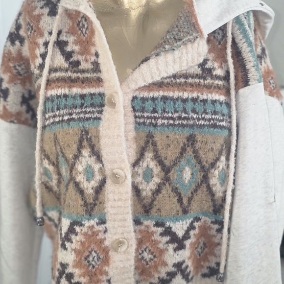 Hooded Sweater with Geometric Pattern - Picture 2 of 7